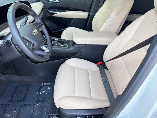 Crystal White Tricoat 2024 Cadillac XT4 Luxury