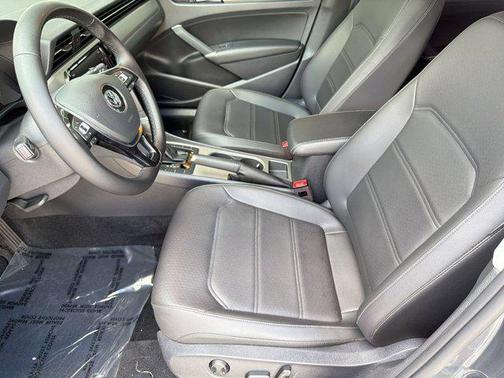 Platinum Gray Metallic 2020 Volkswagen Passat 2.0T SE
