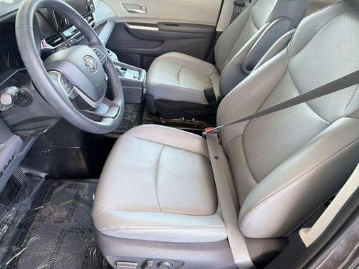 2021 Toyota Sienna XLE 8 Passenger