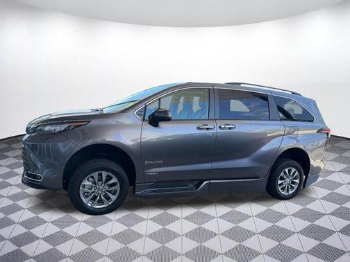 2021 Toyota Sienna XLE 8 Passenger