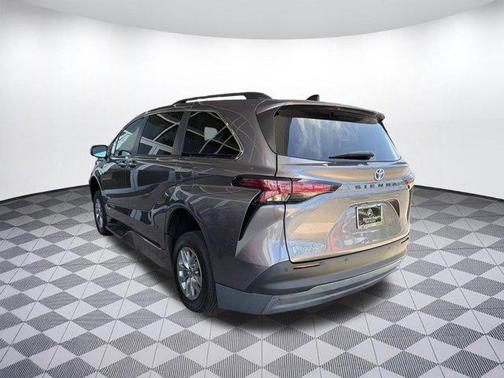 2021 Toyota Sienna XLE 8 Passenger