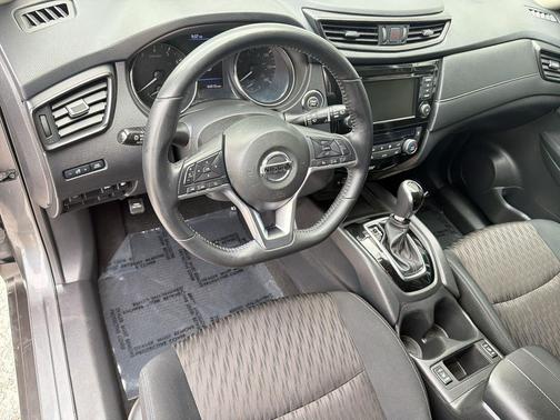 Gun Metallic 2018 Nissan Rogue SV