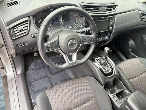 Gun Metallic 2018 Nissan Rogue SV