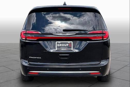 Brilliant Black Crystal Pearlcoat 2023 Chrysler Pacifica Touring-L