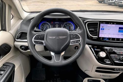 2023 Chrysler Pacifica Touring-L