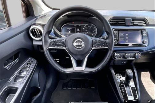 Super Black 2024 Nissan Versa 1.6 SV