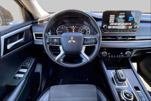 Labrador Black Pearl 2024 Mitsubishi Outlander SE