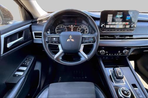 Labrador Black Pearl 2024 Mitsubishi Outlander SE