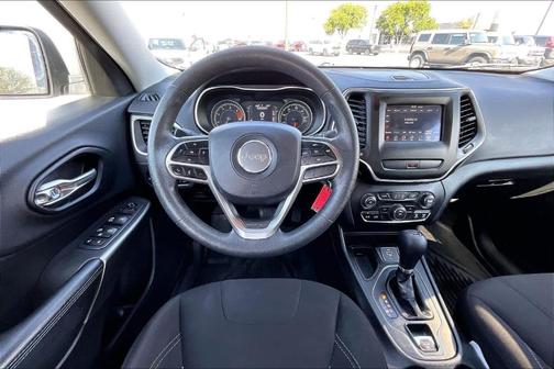 Bright White Clearcoat 2019 Jeep Cherokee Latitude