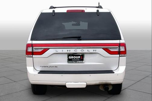 White Platinum Tri-Coat Metallic 2017 Lincoln Navigator Select