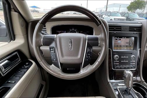 White Platinum Tri-Coat Metallic 2017 Lincoln Navigator Select