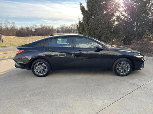 2025 Hyundai ELANTRA HEV Blue