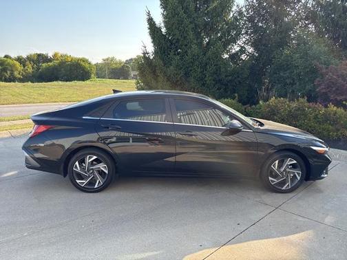 2025 Hyundai ELANTRA Limited