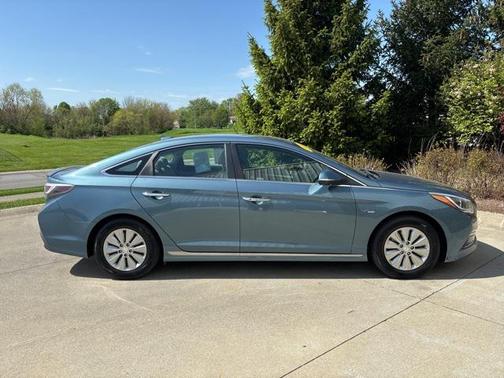 2016 Hyundai SONATA Hybrid SE