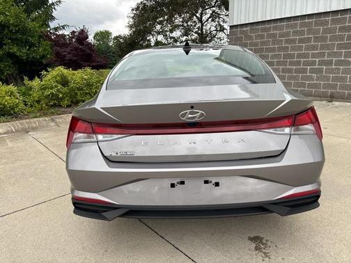 2023 Hyundai ELANTRA SE