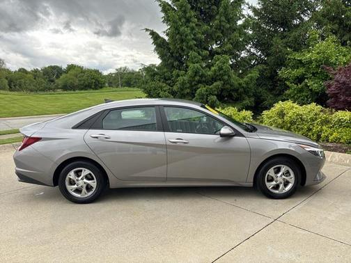 2023 Hyundai ELANTRA SE