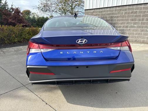 2025 Hyundai ELANTRA SE