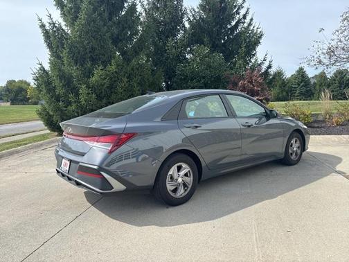 2025 Hyundai ELANTRA SE