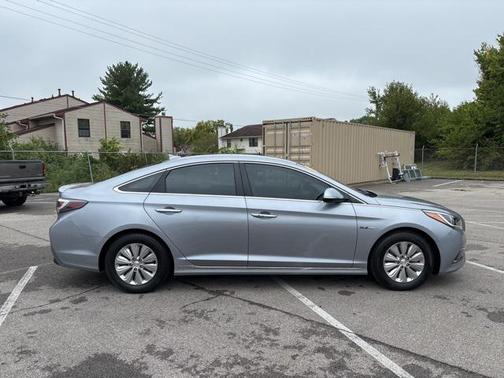 2017 Hyundai SONATA Hybrid SE