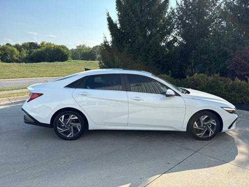 2025 Hyundai ELANTRA Limited