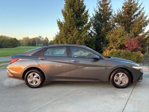 2025 Hyundai ELANTRA SE