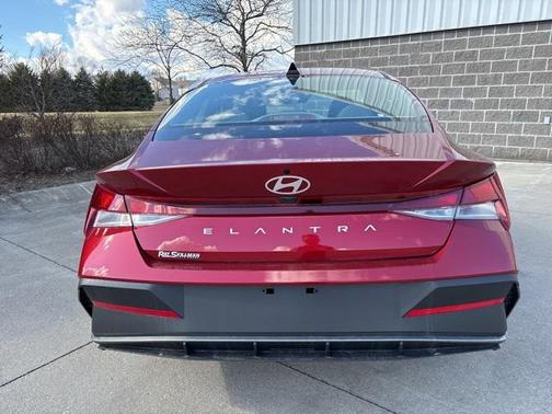 2025 Hyundai ELANTRA SE