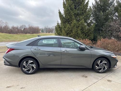 2025 Hyundai ELANTRA HEV SEL Sport