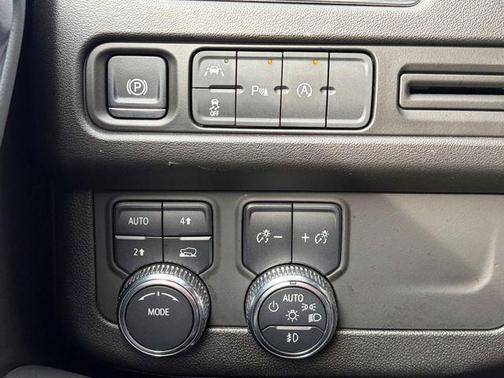 Summit White 2024 GMC Yukon XL SLT