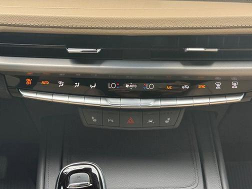 Argent Silver Metallic 2024 Cadillac XT4 Premium Luxury