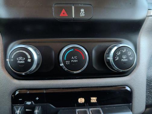 2020 RAM 3500 Big Horn Crew Cab 4x4 8' Box