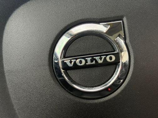 Onyx Black Metallic 2023 Volvo XC60 B5 Plus Bright Theme