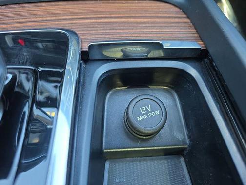 Onyx Black Metallic 2023 Volvo XC60 B5 Plus Bright Theme