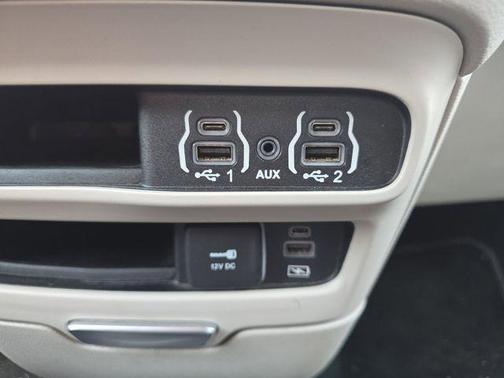 Brilliant Black Crystal Pearlcoat 2022 Chrysler Pacifica Touring L