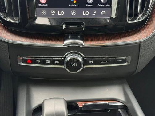 Onyx Black Metallic 2024 Volvo XC60 B5 Plus Dark Theme