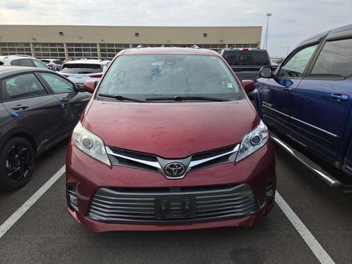 Salsa Red Pearl 2018 Toyota Sienna XLE Premium