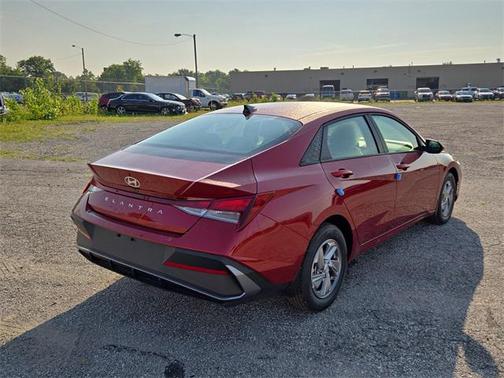 2025 Hyundai ELANTRA SE