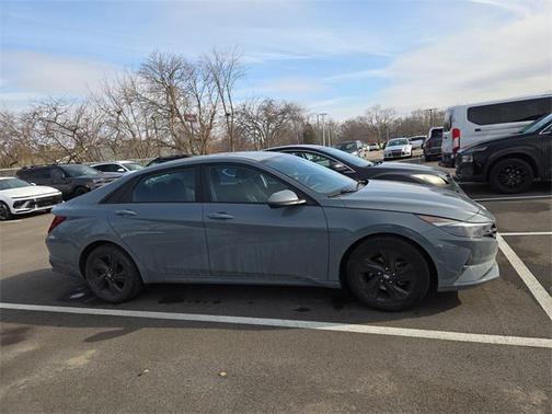 2022 Hyundai ELANTRA SEL