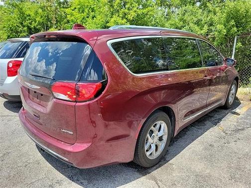 Photo 4 of 6 of 2018 Chrysler Pacifica Limited