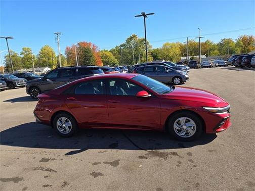 2025 Hyundai ELANTRA SE