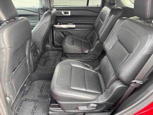 Rapid Red Metallic Tinted Clearcoat 2024 Ford Explorer XLT