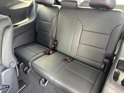 Sandstone Gray 2026 Chevrolet Traverse Z71