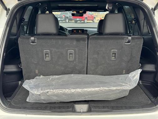 White 2022 Honda Pilot TrailSport