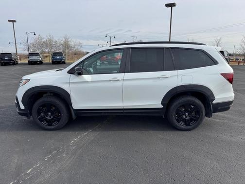 White 2022 Honda Pilot TrailSport