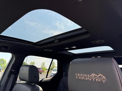 Iridescent Pearl Tricoat 2023 Chevrolet Traverse High Country