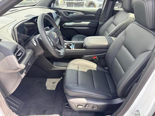 Summit White 2026 Chevrolet Traverse LT