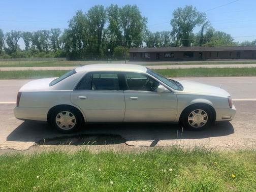 Photo 5 of 25 of 2005 Cadillac DeVille