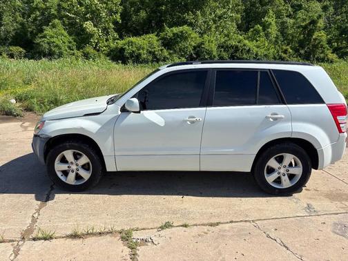 White Water Pearl 2010 Suzuki Grand Vitara Limited