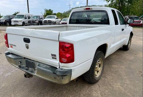 White 2007 Dodge Dakota ST Club Cab