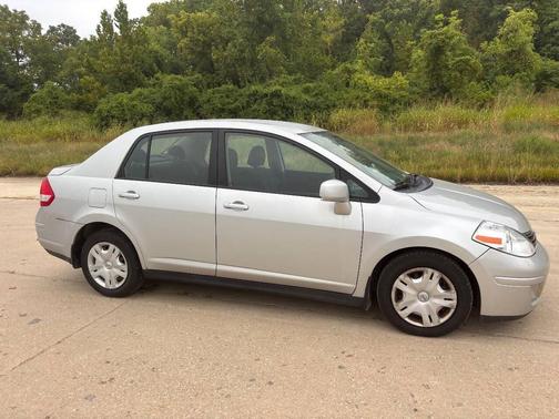 2011 Nissan Versa 1.8 S