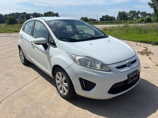 White 2013 Ford Fiesta SE 4dr Hatchback